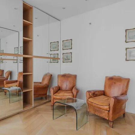 Old World Charm With Fireplace - Pantheon Appartement *
