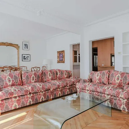 Old World Charm With Fireplace - Pantheon Appartement