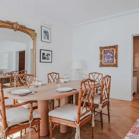 Old World Charm With Fireplace - Pantheon Appartement