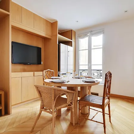 Old World Charm With Fireplace - Pantheon Paris